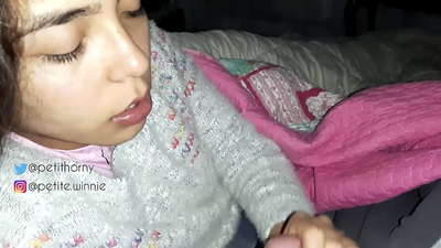 मी माझ्या नवर्याचे सर्व जमा केलेले दूध गिळते - जीभ सह दाखवत आहे